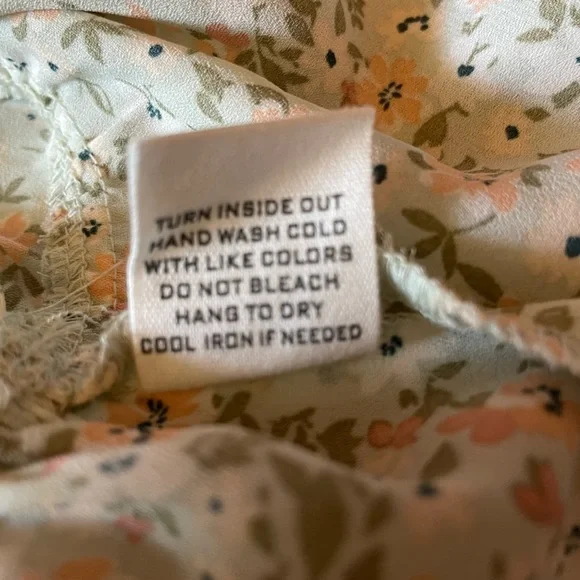 NWT E&M dainty floral top - Picture 5 of 5